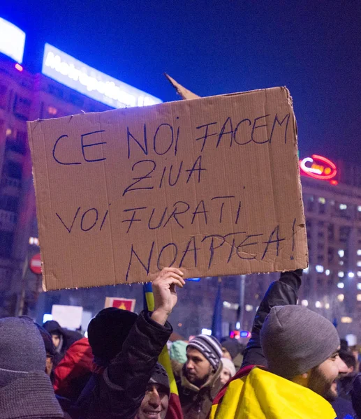 Bukarest, Románia - 2017. január: Ezer ember vonult át a román főváros, szerdán este, hogy tiltakozzanak a kormány azon tervét, hogy kegyelmet ezer foglyok. — Stock Fotó