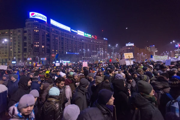 Bukarest, Románia - 2017. január: Ezer ember vonult át a román főváros, szerdán este, hogy tiltakozzanak a kormány azon tervét, hogy kegyelmet ezer foglyok. — Stock Fotó