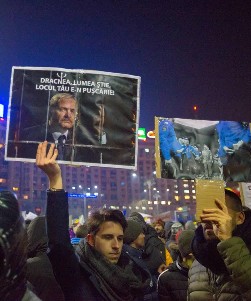 布加勒斯特，罗马尼亚-一月 2017年︰ 数千人游行，罗马尼亚首都在周三晚上，抗议政府计划对赦免数以千计的囚犯. — 图库照片