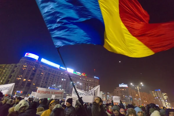 Bukarest, Románia - 2017. január: Ezer ember vonult át a román főváros, szerdán este, hogy tiltakozzanak a kormány azon tervét, hogy kegyelmet ezer foglyok. — Stock Fotó