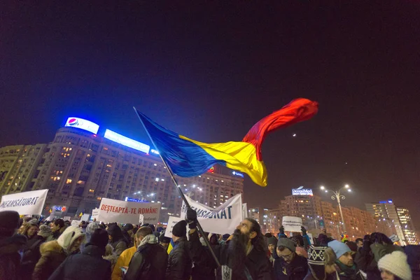 Bukareszt, Rumunia - Styczeń 2017: Tysięcy ludzi przemaszerowały przez stolicy Rumunii w środę do protestu rządowego planu do ułaskawienia tysięcy więźniów. — Zdjęcie stockowe