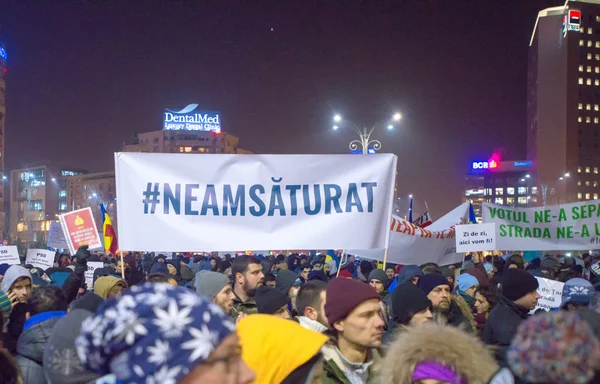 Bukarest, Románia - 2017. január: Ezer ember vonult át a román főváros, szerdán este, hogy tiltakozzanak a kormány azon tervét, hogy kegyelmet ezer foglyok. — Stock Fotó