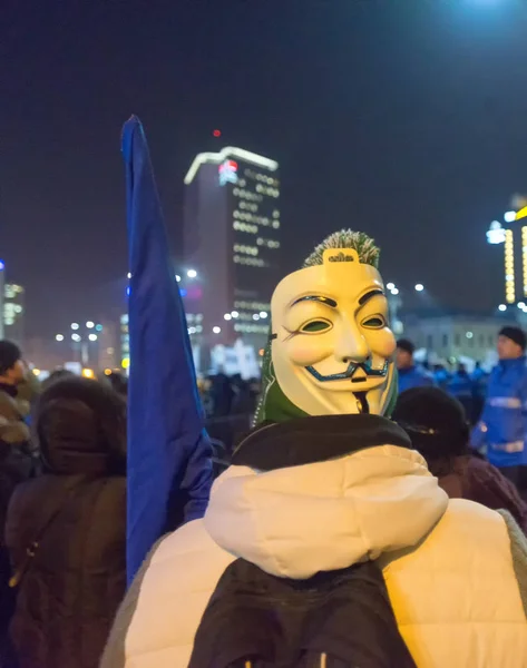 Bukurešť, Rumunsko - leden 2017: Tisíc lidí pochodoval přes rumunského hlavního města ve středu večer na protest proti vládní plán na milost tisíce vězňů. — Stock fotografie
