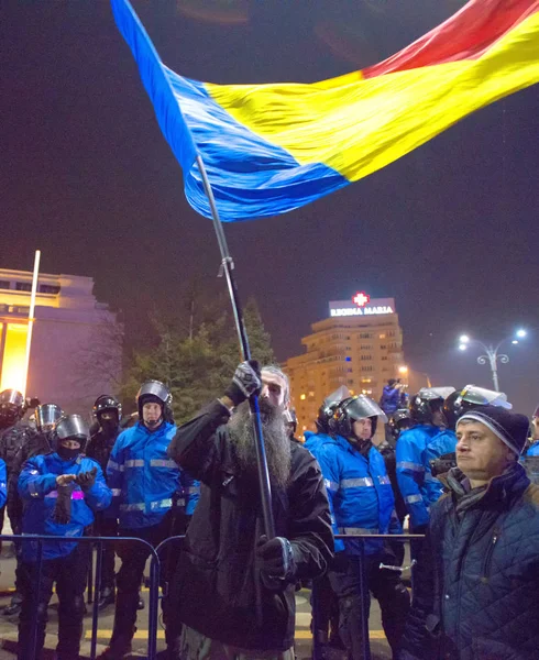 Bukarest, Románia - 2017. január: Ezer ember vonult át a román főváros, szerdán este, hogy tiltakozzanak a kormány azon tervét, hogy kegyelmet ezer foglyok. — Stock Fotó