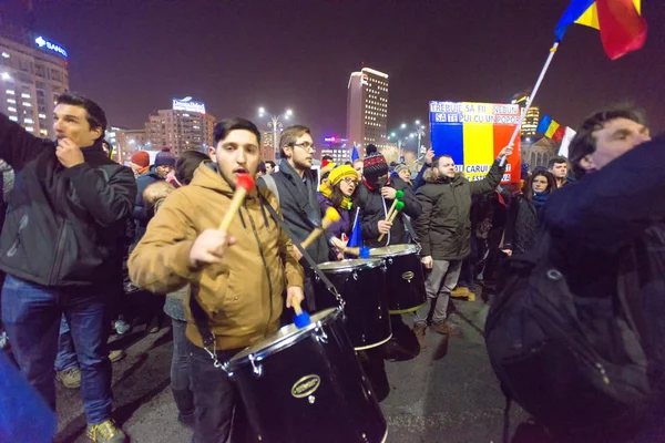 Bucharest, Romanya - Ocak 2017: Bin kişi hükümetin planı için af binlerce mahkumların protesto etmek için Çarşamba gecesi ile Romen başkentinin yürüdü. — Stok fotoğraf