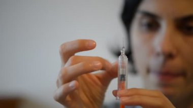 Hava kabarcıkları dışarı şırınga flicking el