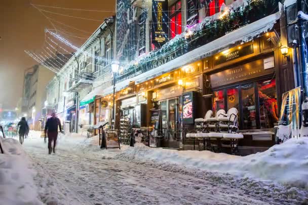 Бухарест, Румунія - Січень 2017 року: Старий Бухарест показ історичного кварталу міста з трафіку та pedestians вночі в зимовий період, Timelapse — стокове відео