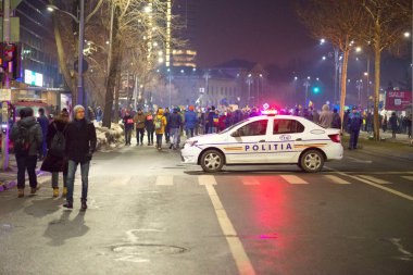 Bucharest, Romanya - Ocak 2017: Bin kişi hükümetin planı için af binlerce mahkumların protesto etmek için Çarşamba gecesi ile Romen başkentinin yürüdü.