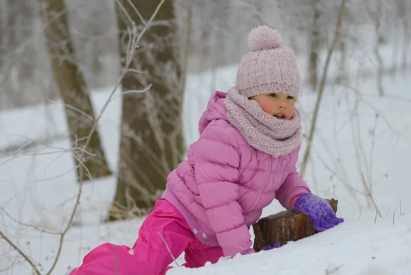 Liten flicka i snö, spela — Stockfoto