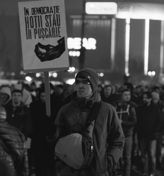 Bukarest, Románia - 2017. január: Ezer ember vonult át a román főváros, szerdán este, hogy tiltakozzanak a kormány azon tervét, hogy kegyelmet ezer foglyok. — Stock Fotó