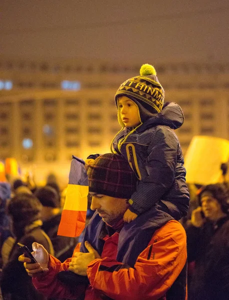 Bucarest, Romania - gennaio 2017: Migliaia di persone hanno marciato nella capitale rumena mercoledì sera per protestare contro il piano del governo di perdonare migliaia di prigionieri . — Foto Stock