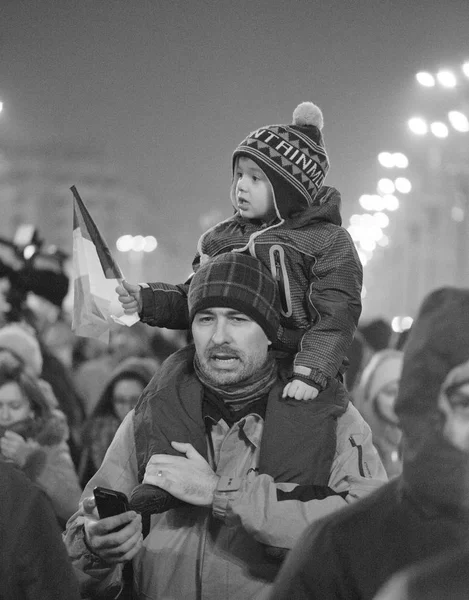 Bukarest, Románia - 2017. január: Ezer ember vonult át a román főváros, szerdán este, hogy tiltakozzanak a kormány azon tervét, hogy kegyelmet ezer foglyok. — Stock Fotó