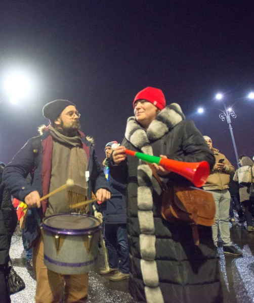 Бухарест, Румунія - 2017 січня: Тисяч чоловік пройшли маршем по румунської столиці в середу ввечері на знак протесту проти плану уряду зі помилування тисячі в'язнів. — стокове фото