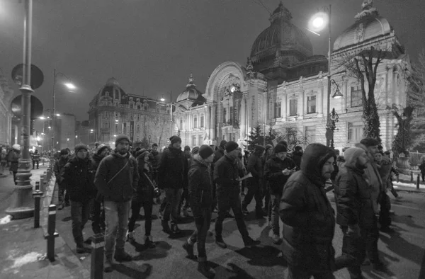 Bukurešť, Rumunsko - leden 2017: Tisíc lidí pochodoval přes rumunského hlavního města ve středu večer na protest proti vládní plán na milost tisíce vězňů. — Stock fotografie