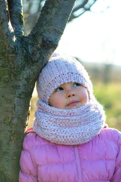 Маленькая девочка в зимний сезон в шляпе думает на Рождество — стоковое фото