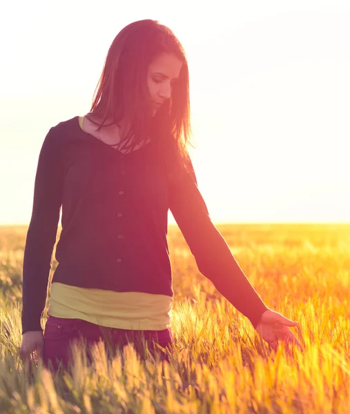 Belleza Chica Al aire libre disfrutando de la naturaleza . —  Fotos de Stock