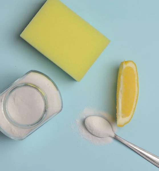 Sodium bicarbonate in a glass, lemon and sponge — Stock Photo, Image