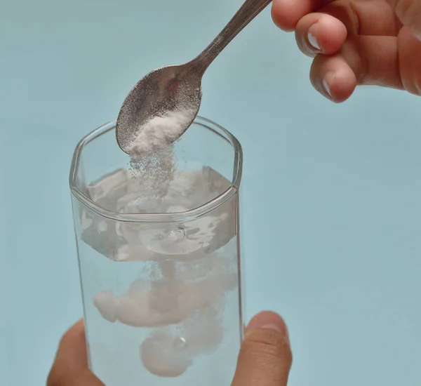 Natrium bikarbonat dalam gelas — Stok Foto