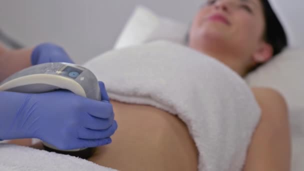 Dispositivo de tratamento do corpo usando os mais recentes e melhores avanços tecnológicos — Vídeo de Stock