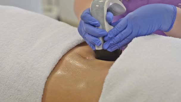 En son ve en iyi teknolojik gelişmeler kullanarak vücut tedavi cihazı — Stok video