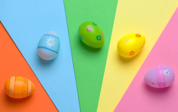 Barevné velikonoční vejce na barevné pozadí — Stock fotografie
