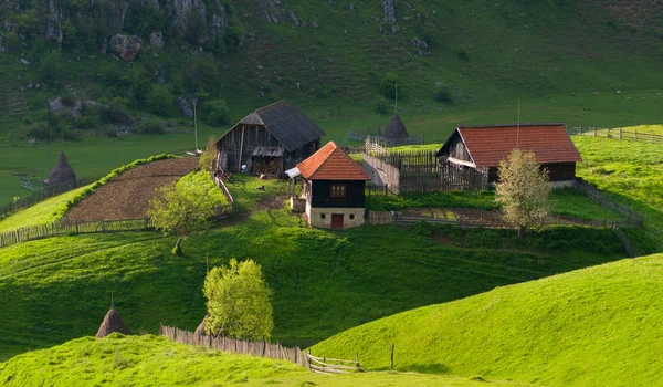 Paisagem rural com casa no verão amanhecer luz em algum lugar na Transilvânia Romênia — Fotografia de Stock