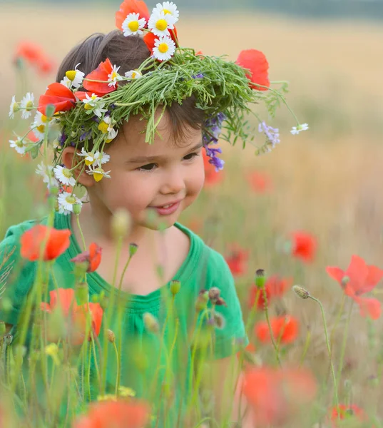 ポピー フィールドの女の子が幸せなかわいい子。幸せな子供たち。健康的です — ストック写真