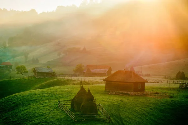 Paisaje de montaña en la mañana de verano, Rumania — Foto de Stock