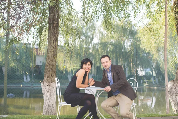 Encontro romântico. Muito jovem casal amoroso sentado no café calçada juntos . — Fotografia de Stock