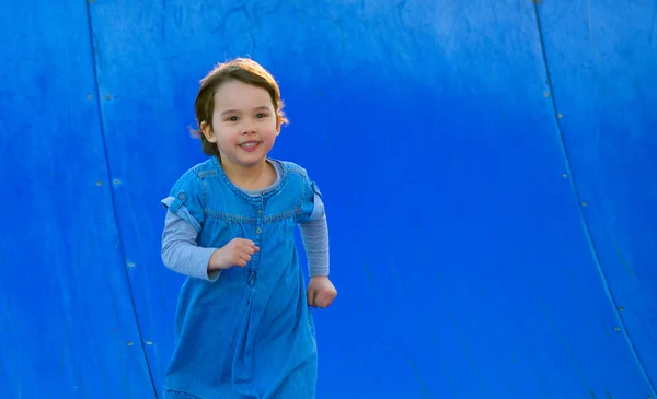 Menina bonita correndo no parque — Fotografia de Stock