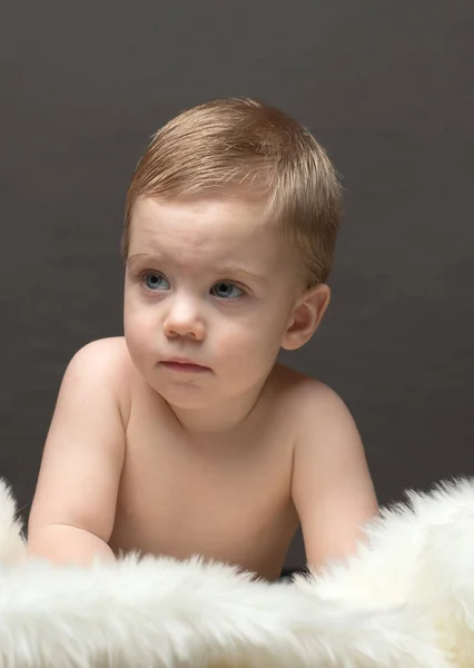 Ładna Blondynka małego chłopca na białym tle — Zdjęcie stockowe