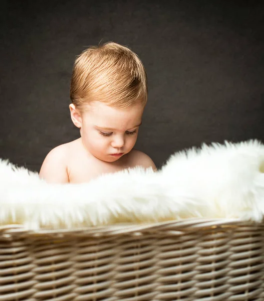 Ładna Blondynka małego chłopca na białym tle — Zdjęcie stockowe