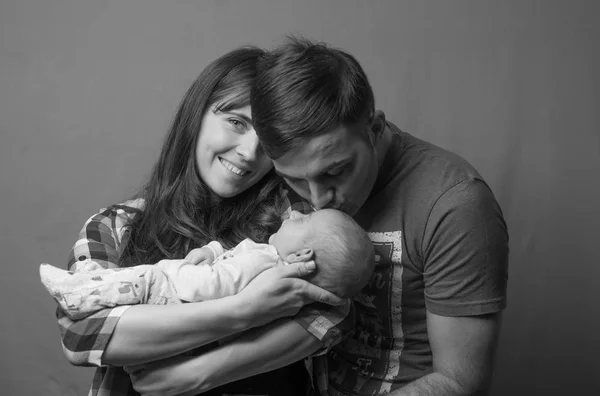 Bebê recém-nascido com pais — Fotografia de Stock