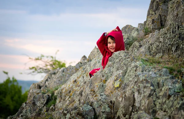 Petite fille avec costume de chaperon rouge dans la nature — Photo