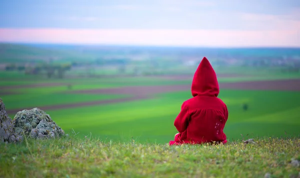 Dziewczynka z strój czerwony kapturek w naturze — Zdjęcie stockowe
