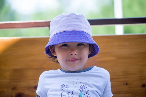 Bella bambina con cappello — Foto Stock