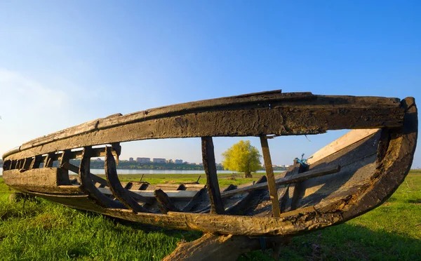 Старая деревянная лодка на берегу — стоковое фото