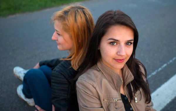 Arka arkaya oturan iki kız — Stok fotoğraf