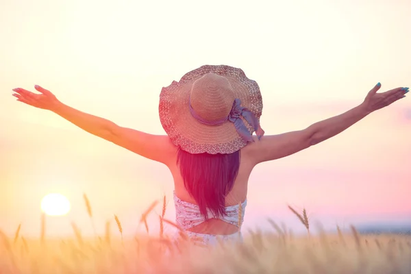 Femme se sentant libre, heureux et aimé dans un cadre naturel magnifique au coucher du soleil — Photo