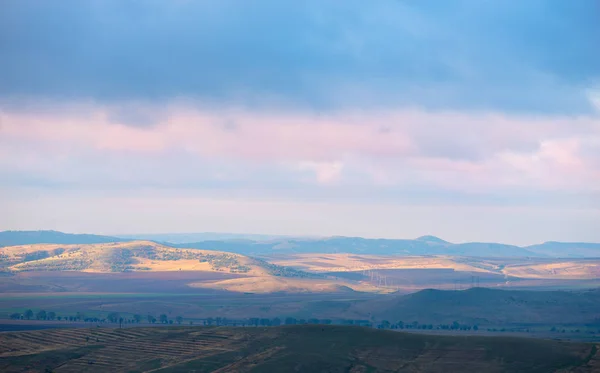 Гірський пейзаж з великими хмарами — стокове фото