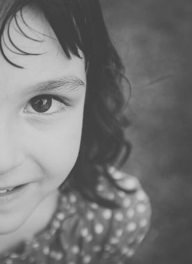 kopya alanı ve siyah beyaz küçük kızın yarım yüz