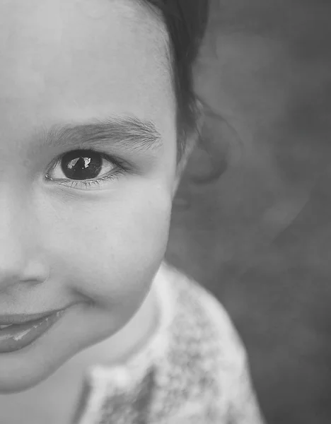 Copiar espaço e meia cara de menina em preto e branco — Fotografia de Stock