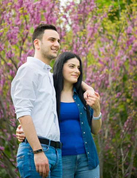 Mutlu kız ve erkek arkadaşıyla parkta yürüyüşe sahip — Stok fotoğraf