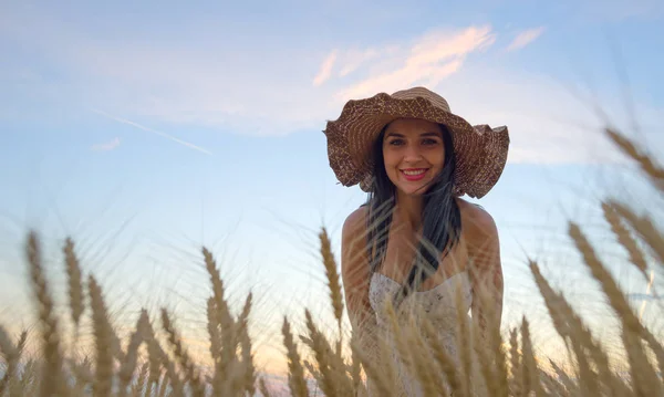 Jeune belle femme sur champ de céréales dorées en été — Photo