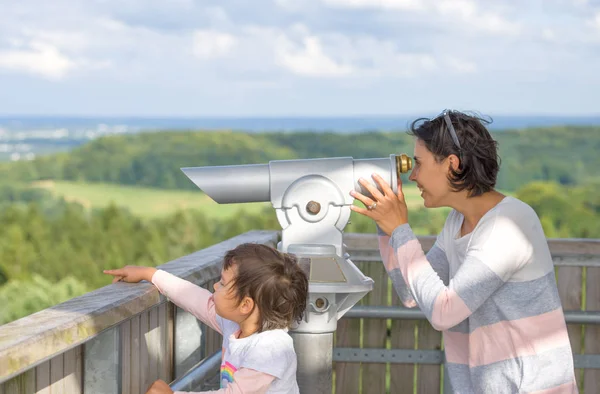 Mutter und Tochter beim Blick durch ein Fernglas — Stockfoto