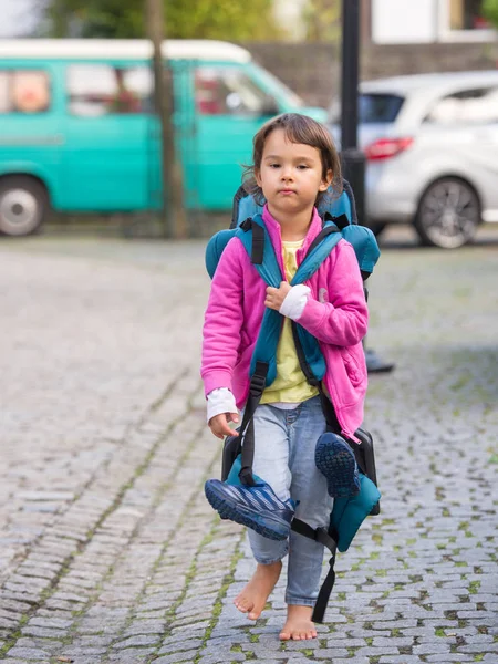 Niño pequeño con equipaje de vuelta caminando por las calles con los pies desnudos —  Fotos de Stock