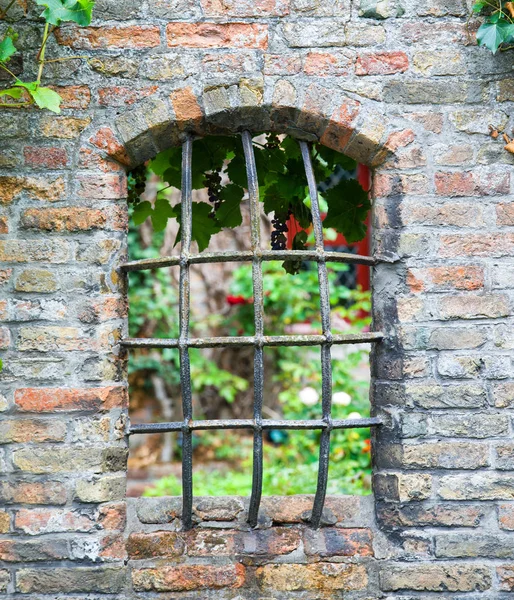 Fenêtre médiévale avec grille en fer à Bruges — Photo