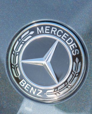 Galati, Romanya Eylül, 2017: Mercedes Benz logosu yakın bir araba ızgara. Mercedes-Benz Alman otomobil üreticisi olduğunu. 