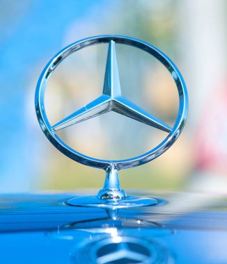 Galati, Romanya Eylül, 2017: Mercedes Benz logosu yakın bir araba ızgara. Mercedes-Benz Alman otomobil üreticisi olduğunu. 