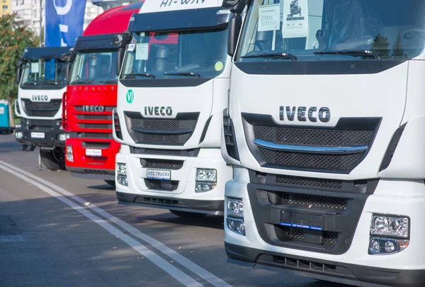 GALATI, RUMANIA - 2 DE SEPTIEMBRE DE 2017. Iveco Stralis Firma frente a un camión en una exposición al aire libre. Iveco (Industrial Vehicles Corporation) es una empresa italiana de fabricación de vehículos industriales. . —  Fotos de Stock